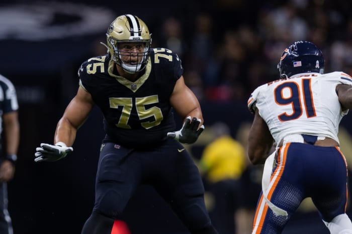 Andrus Peat blocks against the Chicago Bears.